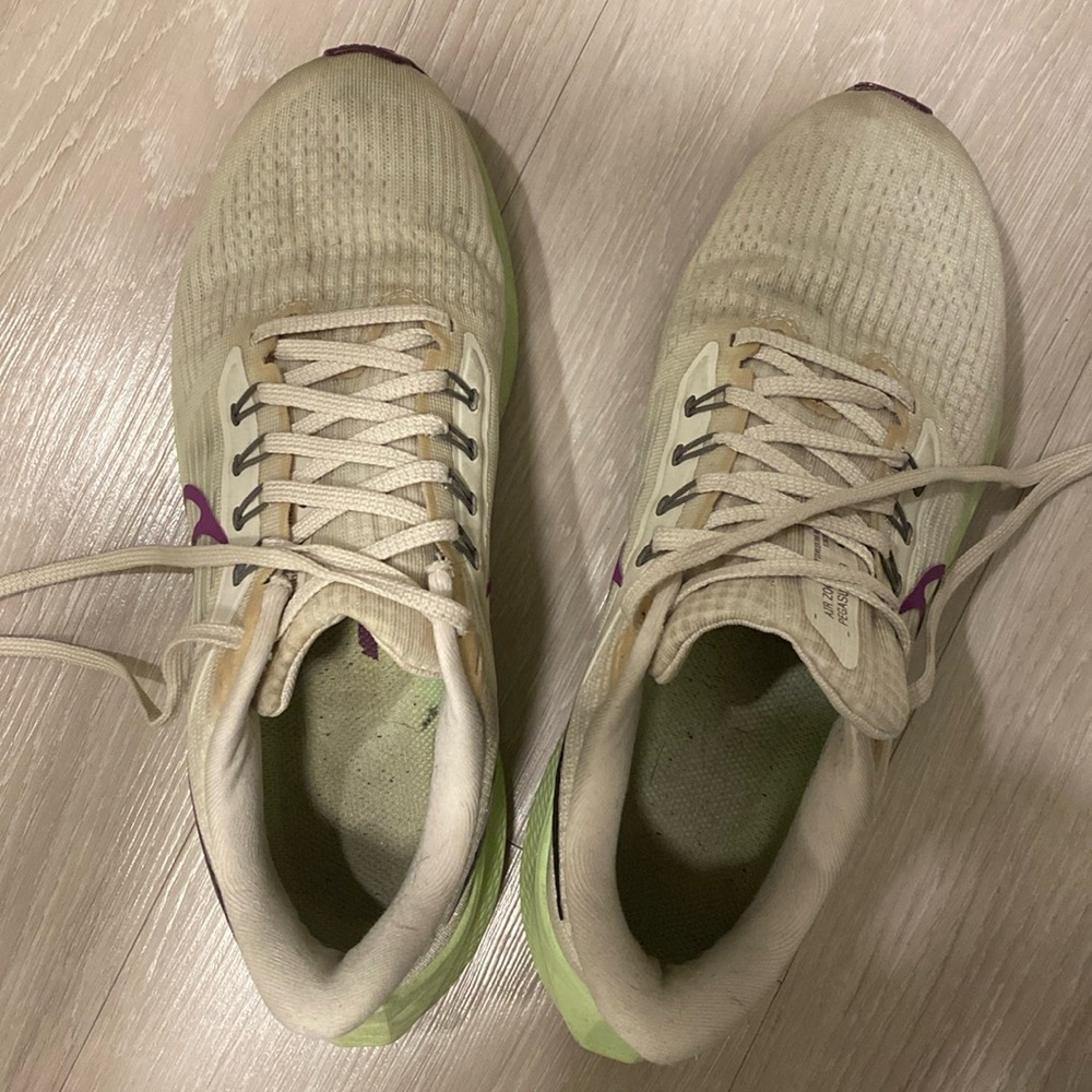 Size 8.5 women’s Nike air zoom Pegasus 39 shoes - white/beige color